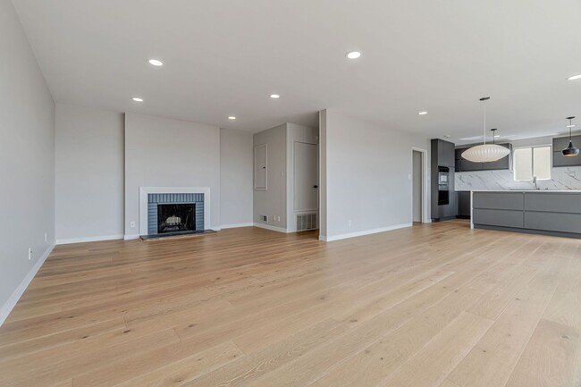 Building Photo - Stunning Three Bedroom Home in Westwood Hi...