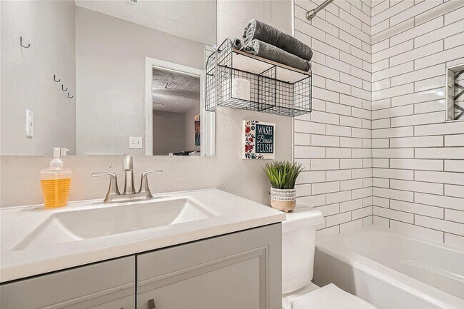 Building Photo - 5418-5420 Glen Haven Dr