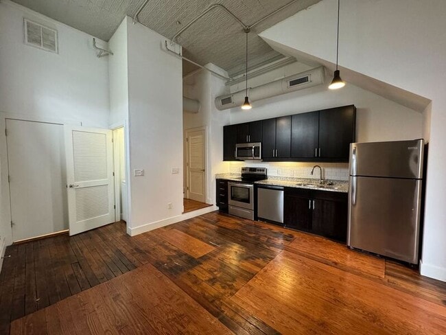 Building Photo - 17 W Main St