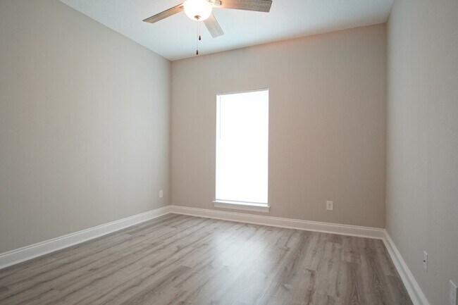 Building Photo - Gulf Breeze 3BR/2BA Townhome – Vaulted Cei...