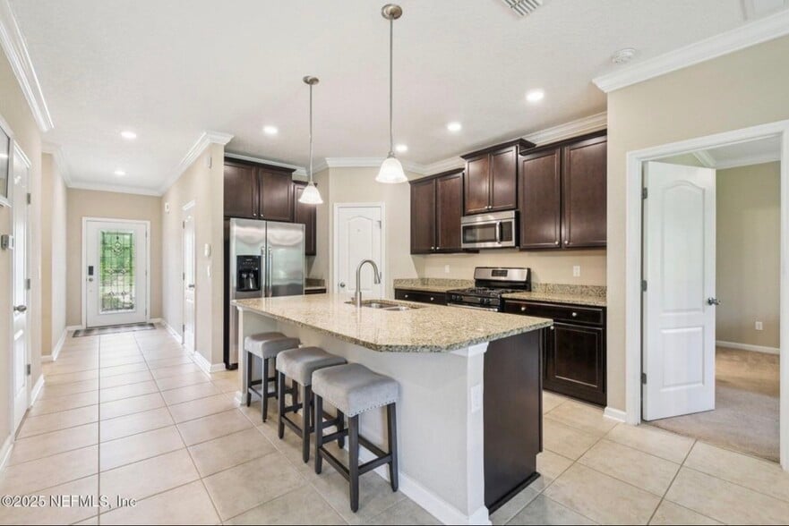 Building Photo - 73 Calle de Paz