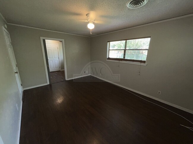Building Photo - 601 Sutton Dr