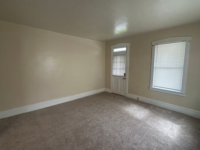 Building Photo - 226 E High St