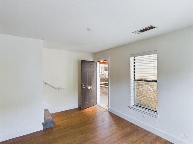 Building Photo - 711 W 32nd St
