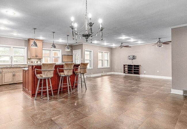 Building Photo - 1205 W Oak Ave