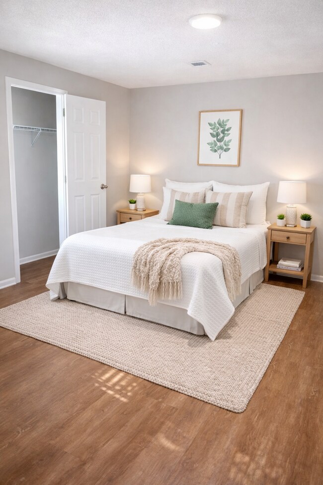 Building Photo - 2621 Village Green Ln