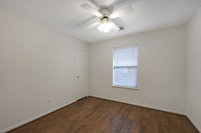 Building Photo - 8910 Driftstone Dr