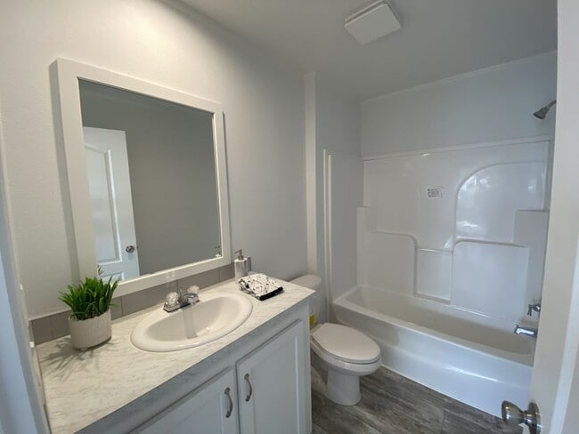 Building Photo - 812 Concord St