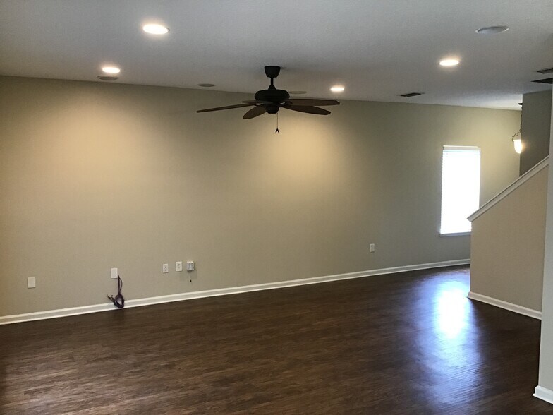 Building Photo - 2724 Creekfront Dr