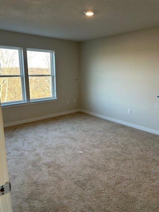 Building Photo - Luxury 4-Bedroom Townhome with Finished Walkout Basement & River Views