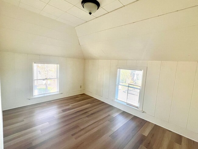 Building Photo - Portsmouth Neighborhood 3 story Home with Laminate H/W Floors, Fenced Backyard