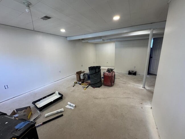 Building Photo - 111 Treeview Dr