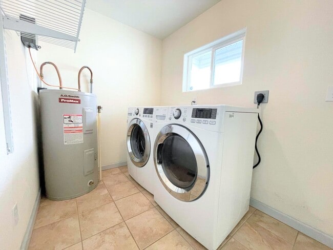 Building Photo - Clean 2 bed 1 bath home