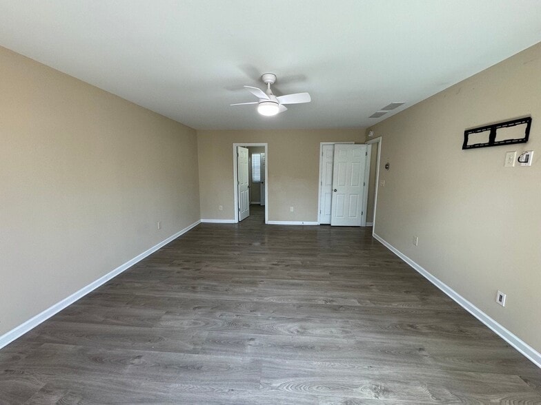 Building Photo - 1620 Shire Village Dr
