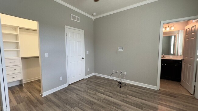 Building Photo - Charming 2-Bed Townhouse with on Ashley River Road!
