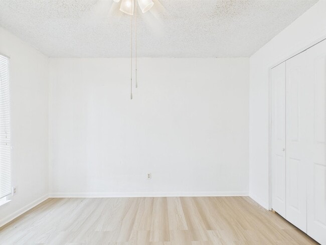 Building Photo - 913 Mayfield Dr