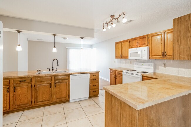 Building Photo - Inviting and Spacious 3 Bedroom Home in Summerville