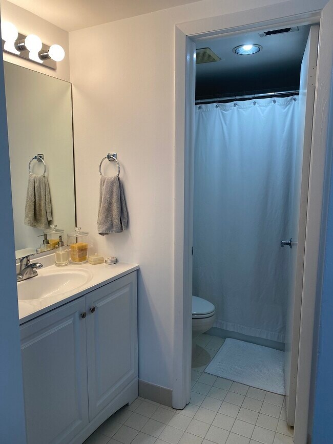 Building Photo - 2756 Day Ave