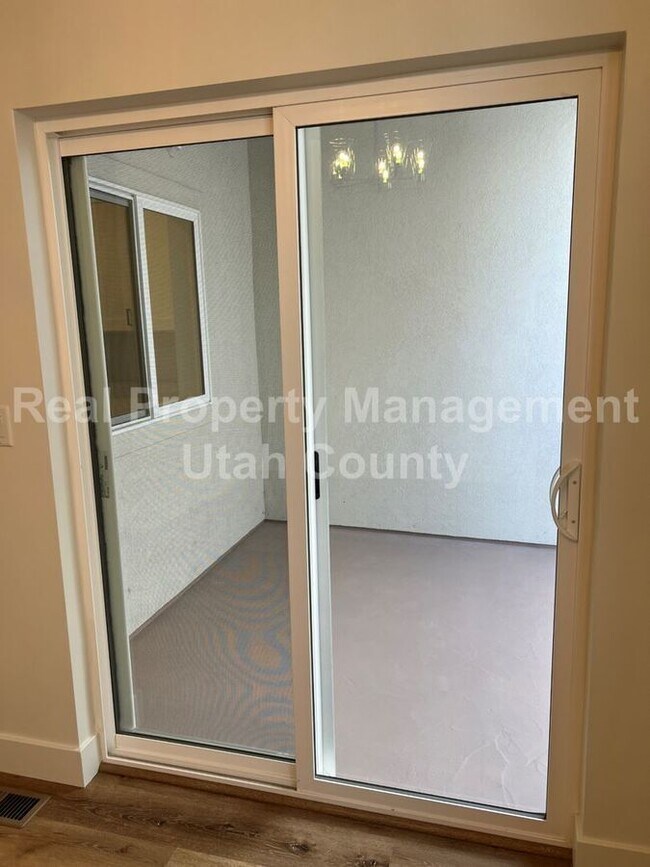 Building Photo - 606 E 340 S