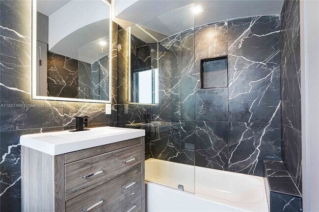 Building Photo - 5650 Pine Tree Dr