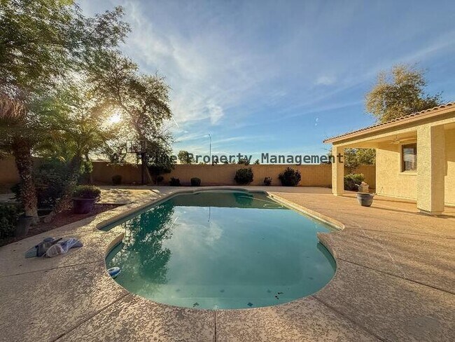 Building Photo - 10445 W Windsor Ave