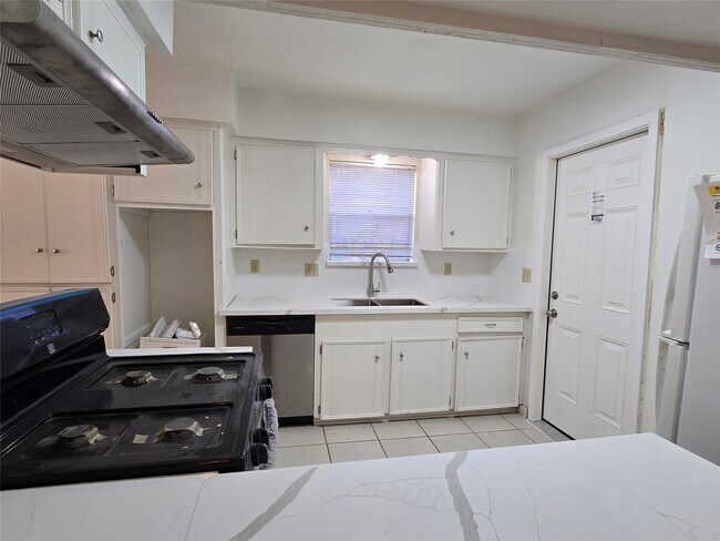 Building Photo - 11931 Tanager St