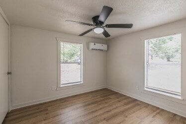 Building Photo - "Charming 2-Bedroom Retreat with Huge Yard...