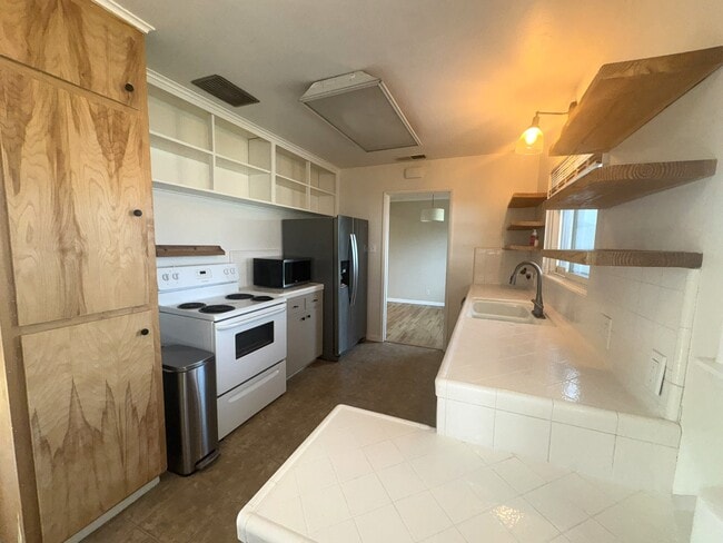 Building Photo - 221 E Griffith Way