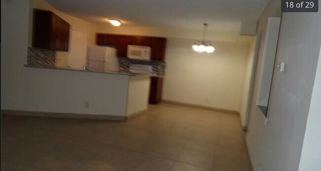 Building Photo - Spacious 2/2 Available for Move-In 9/1
