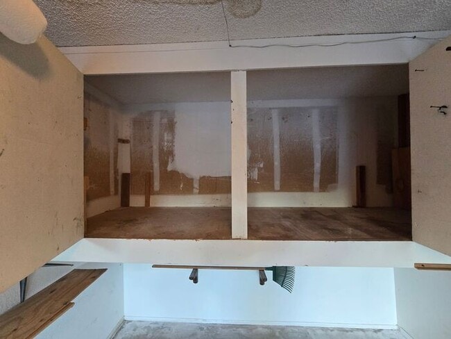 Building Photo - Discover this well-appointed 2-bedroom, 1.5-bath condo in San Diego