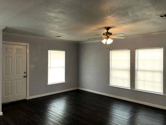 Building Photo - 140 Varsity Dr