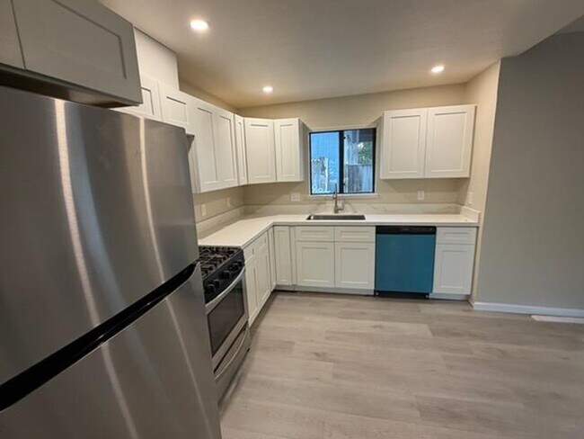 Building Photo - Totally remodeled 3 bedroom 2 bathroom sin...