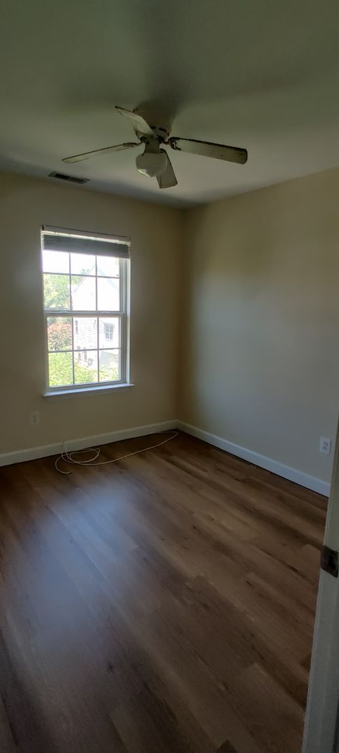 Building Photo - 4 bedroom townhome with garage