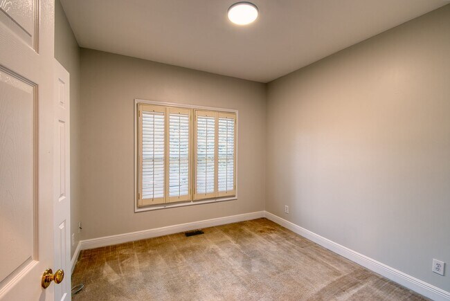 Building Photo - 1000 Eagle Pass Way