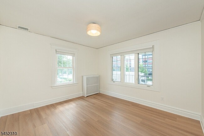 Building Photo - 160 Bloomfield Ave