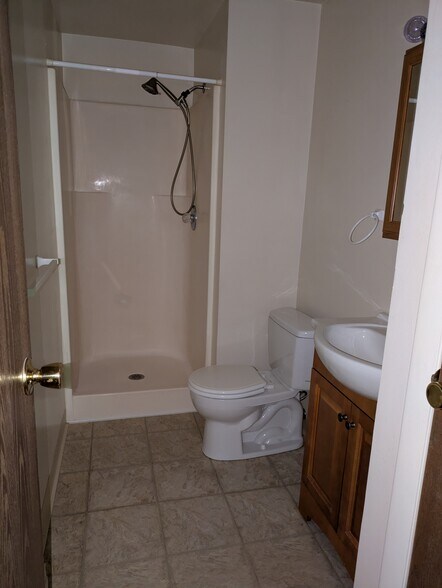 Master bathroom w/linen closet - 137 Thimbleberry Rd