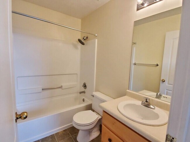 Building Photo - 2-3 Bd 2.5 Bath Townhome in Draper