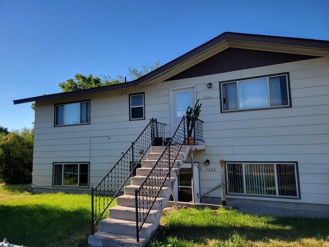 Building Photo - 3 Bedroom 1 Bathroom Duplex