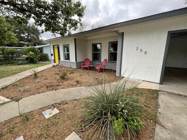 Building Photo - 258 Cresham Dr