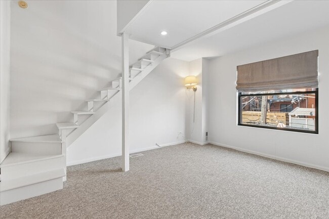 Building Photo - 1140 W Cornelia Ave