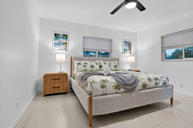 Building Photo - 5760 NE 18th Ave