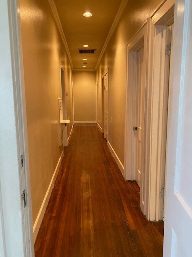 Building Photo - 4bed/2bath corner lot house in Hyde Park