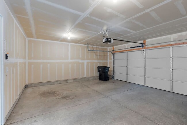 Building Photo - Comfortable and Spacious 4-Bedroom Townhom...