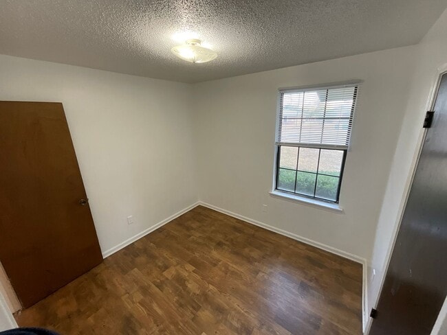 Building Photo - Spacious Brick 3/1 in Marianna in Quiet Cul-de-Sac