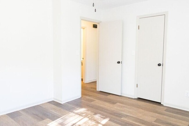 Building Photo - 6404 Middle Dr