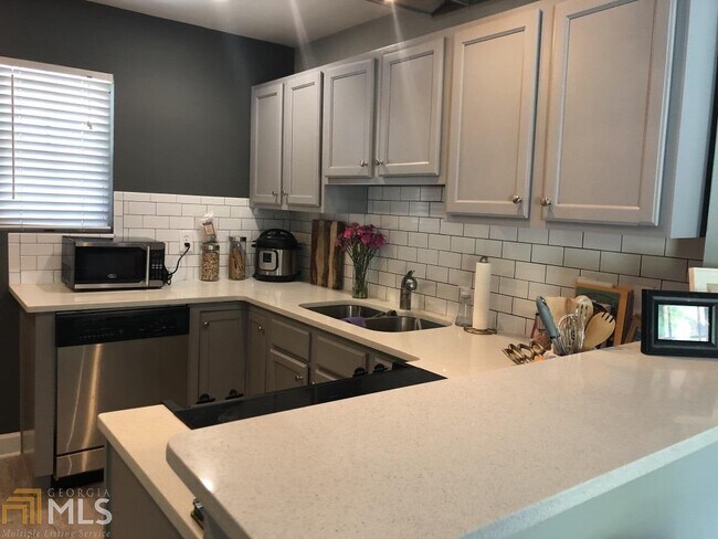 Building Photo - 210 Sampson St NE