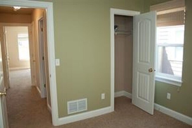 Building Photo - 3 Bedroom 2 Bath home with 2 car garage in Belgrade.