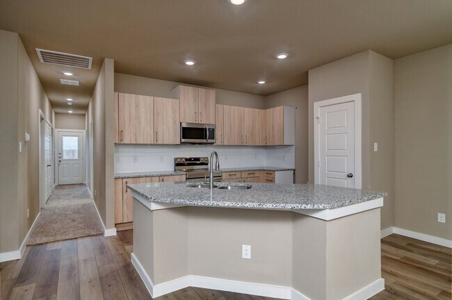 Building Photo - GORGEOUS 3 BEDROOM DUPLEX LOCATED IN MIDLO...