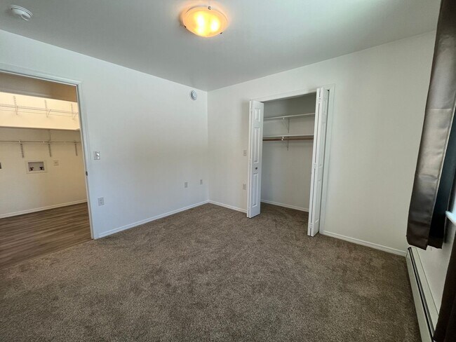 Building Photo - Newer, energy efficient, pet friendly home...