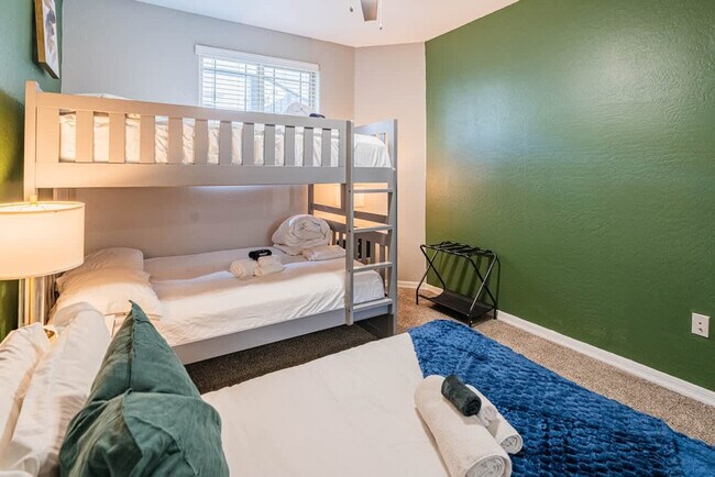 Building Photo - 1275 E University Dr